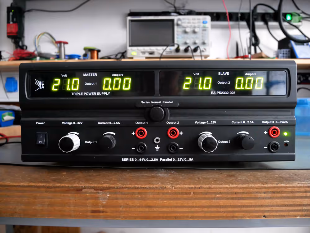 Das Bild zeigt ein großes Netzteil