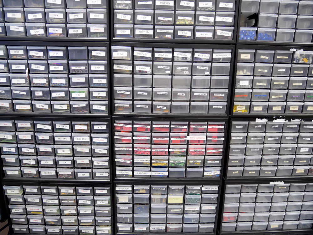 Das Bild zeigt eine Wand mit zahlreichen Elektronikkomponenten